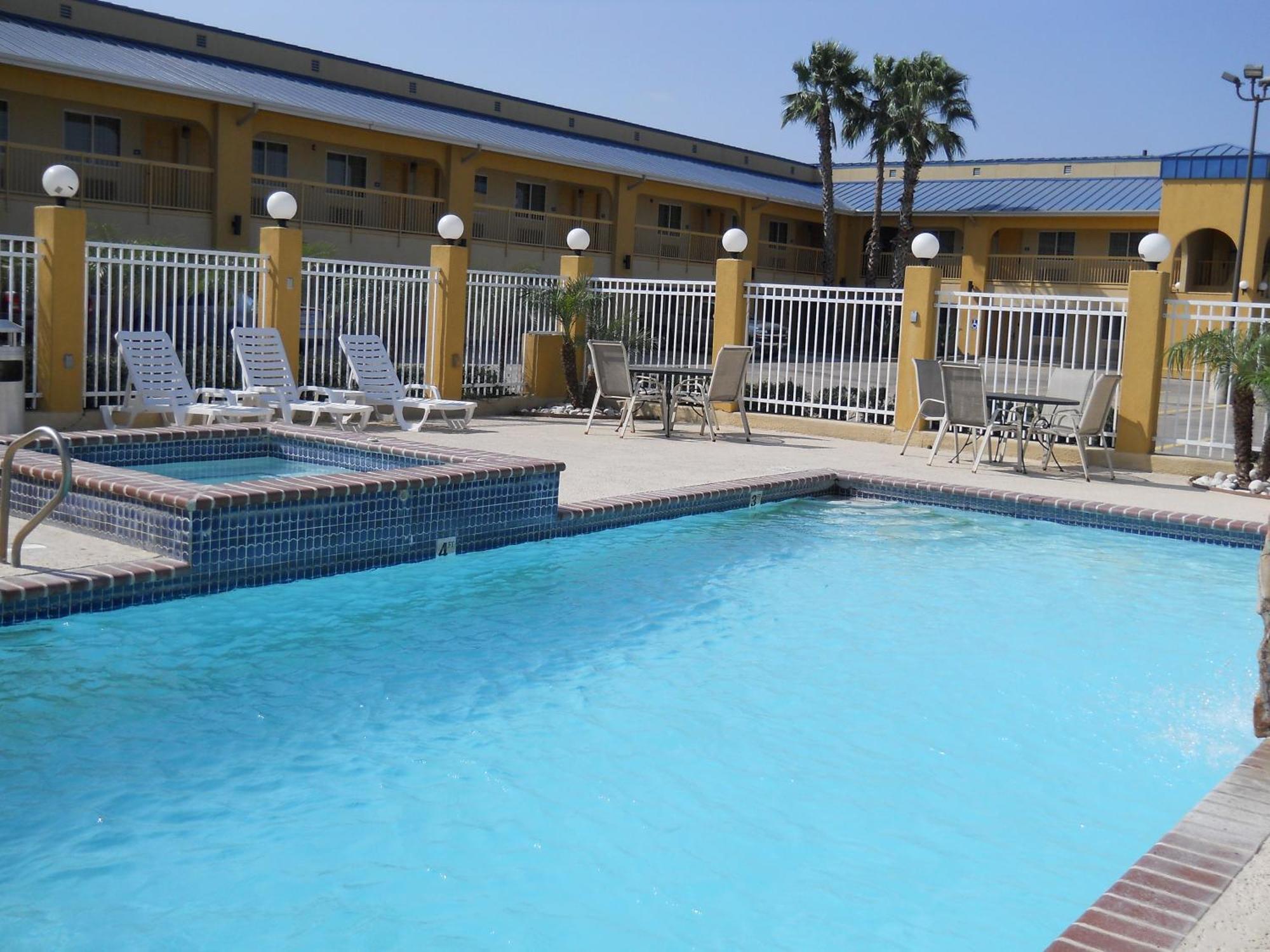 Rodeway Inn & Suites Corpus Christi Exterior photo