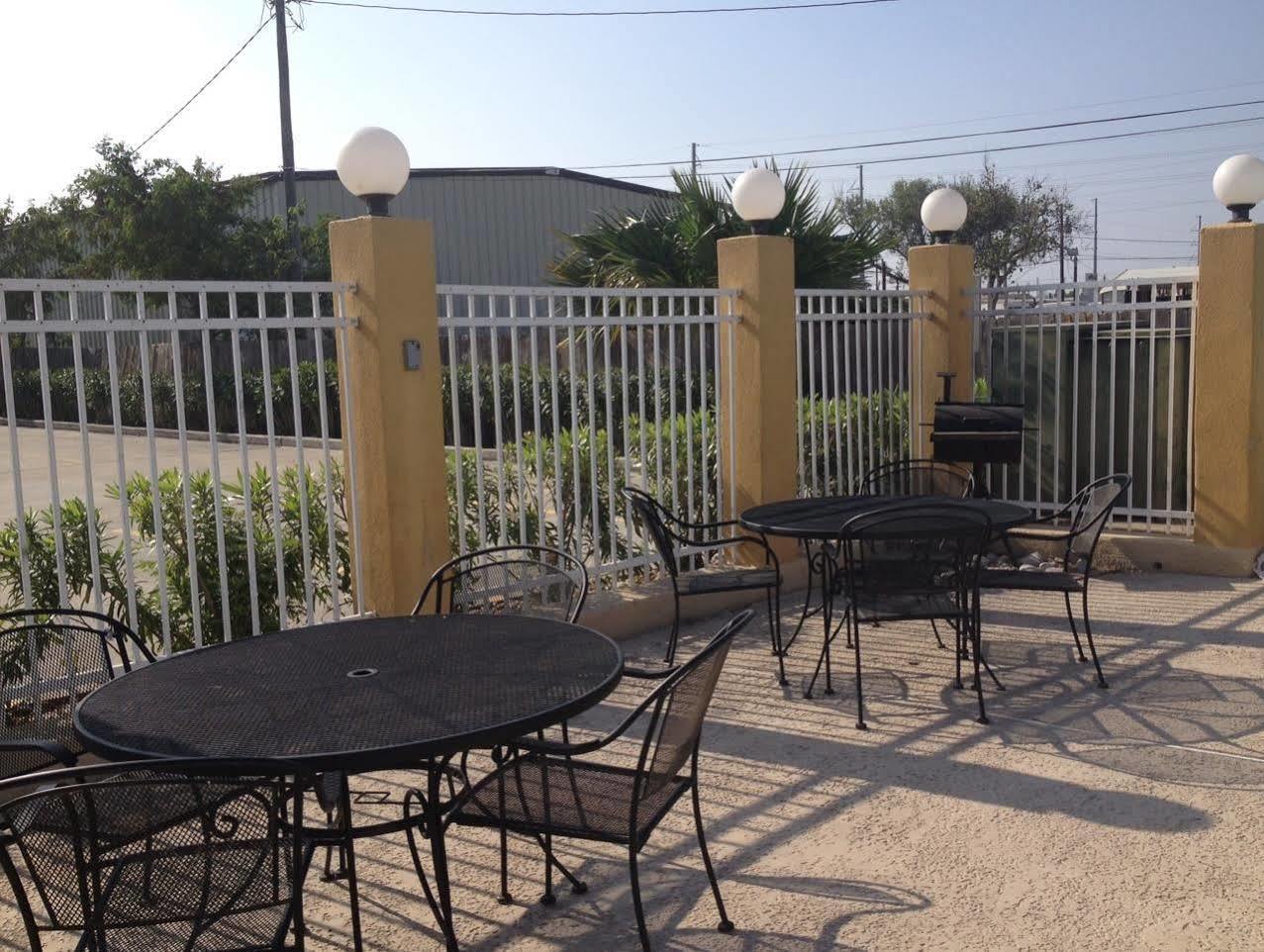 Rodeway Inn & Suites Corpus Christi Exterior photo