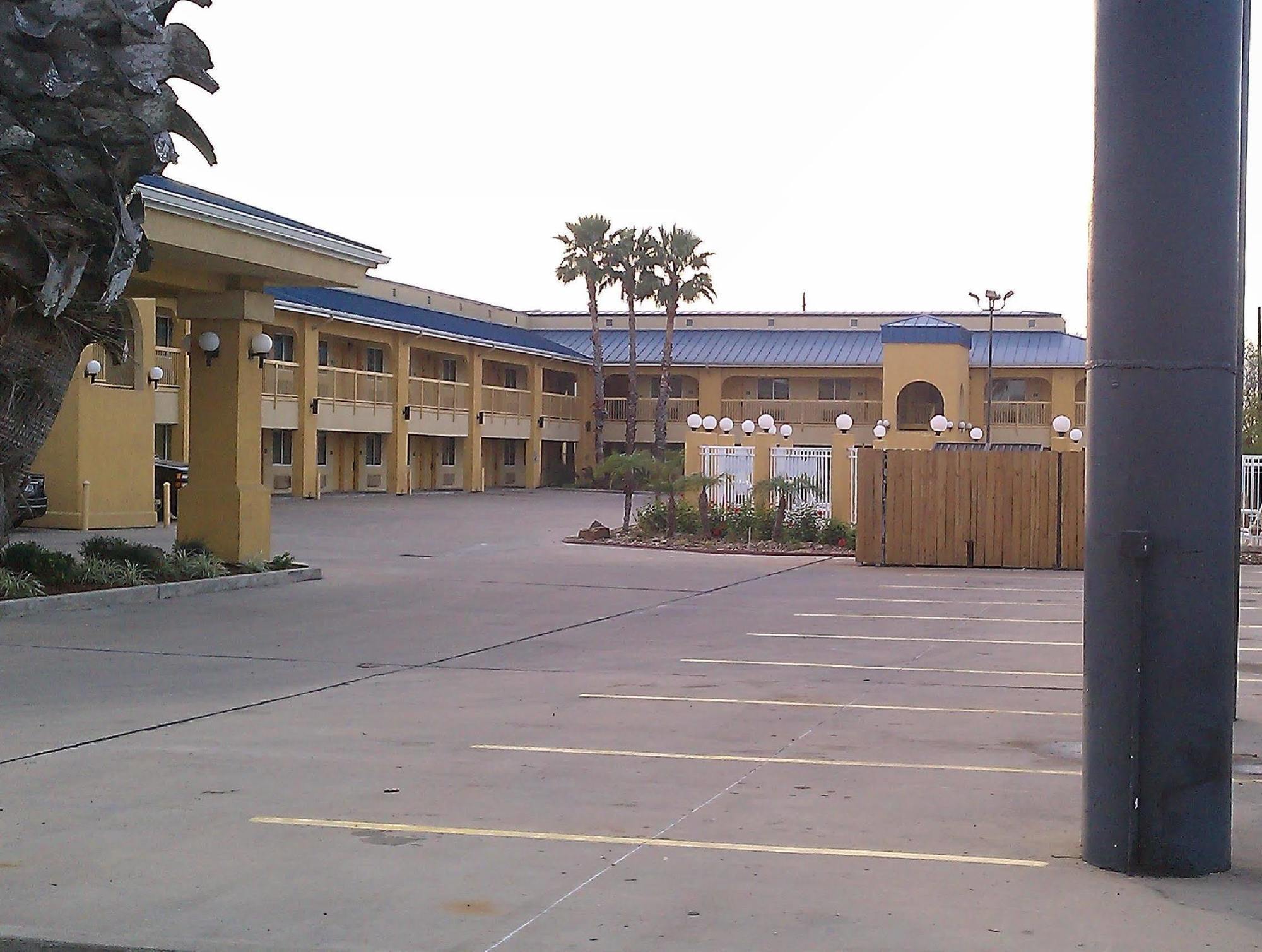 Rodeway Inn & Suites Corpus Christi Exterior photo